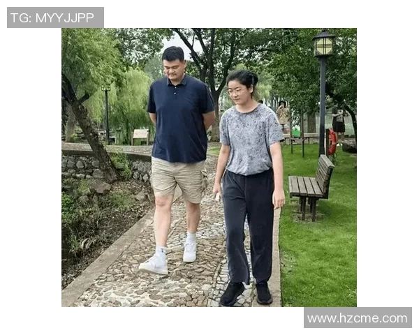 姚明与粉丝温情拥抱瞬间展现巨星亲和力与人情味